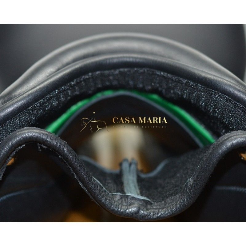 Interior de sela de montar em couro preto com detalhes verdes e texto CASA MARIA SELARIAS
