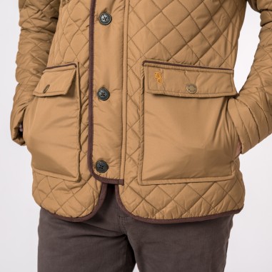 Casaco acolchoado bege com botões e bolsos frontais