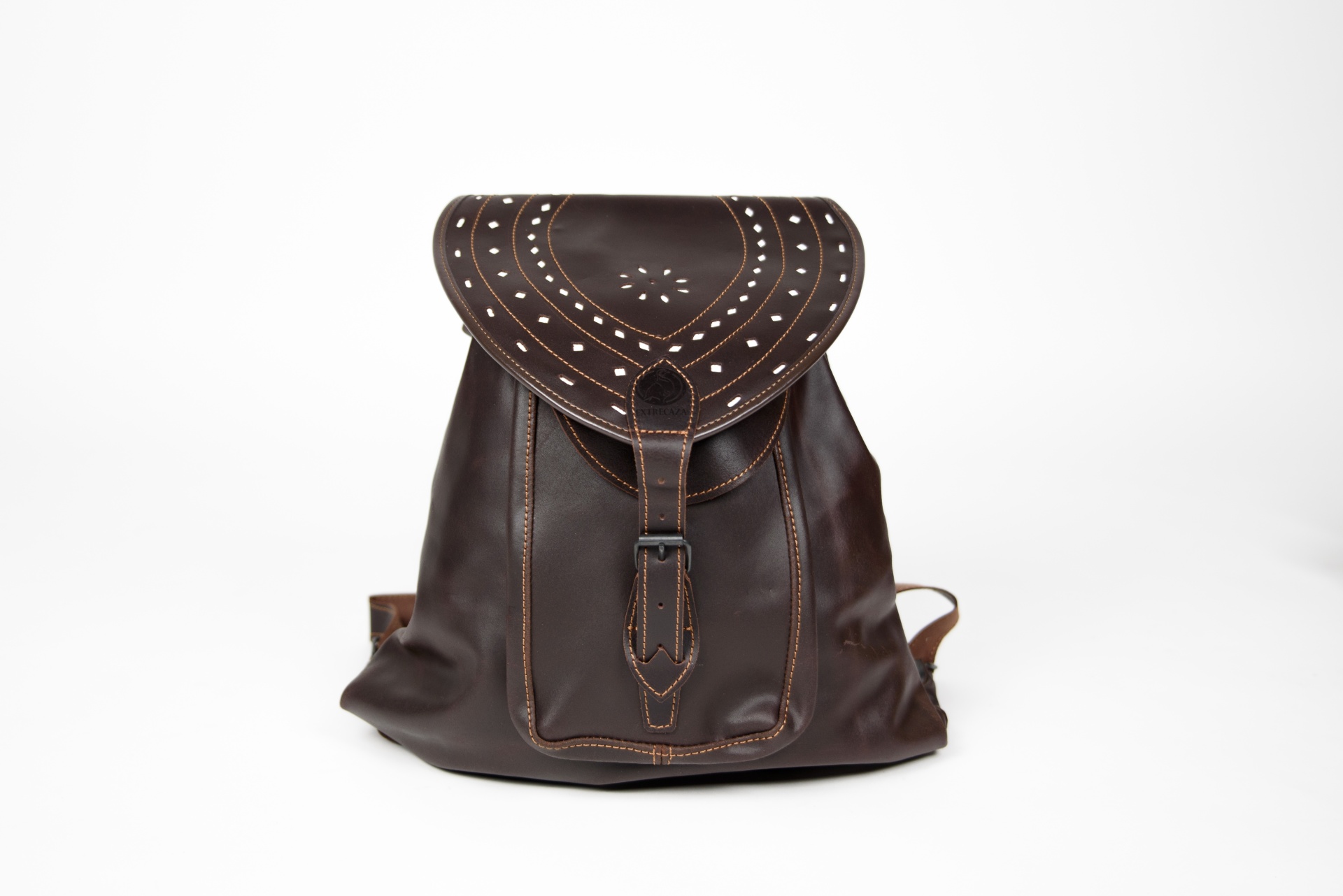 Mochila de couro castanho escuro com padrão perfurado decorativo