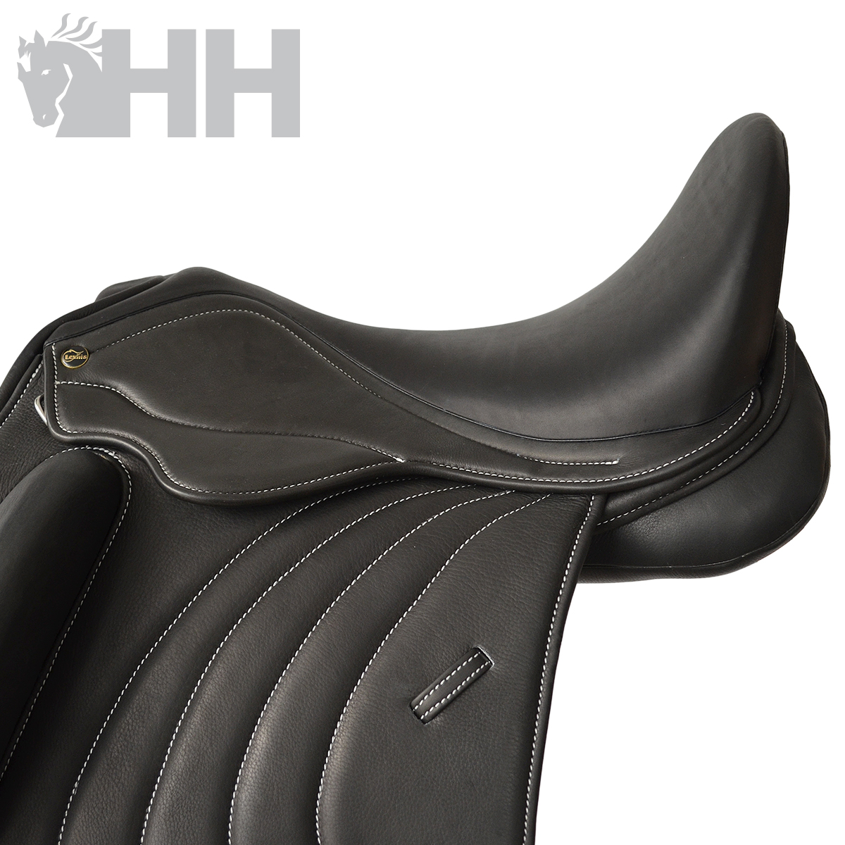 Selim de equitação preto em couro com costuras brancas e logotipo HH cinzento ao fundo