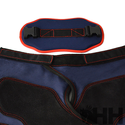 Peça de vestuário azul e preta com costuras vermelhas e fivelas de plástico preto