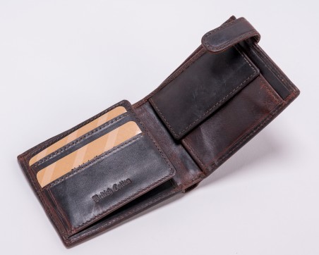 Carteira de couro castanha escura aberta com cartões