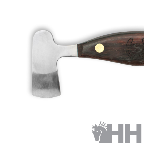 Ferramenta com lâmina metálica e cabo de madeira clara sobre fundo branco