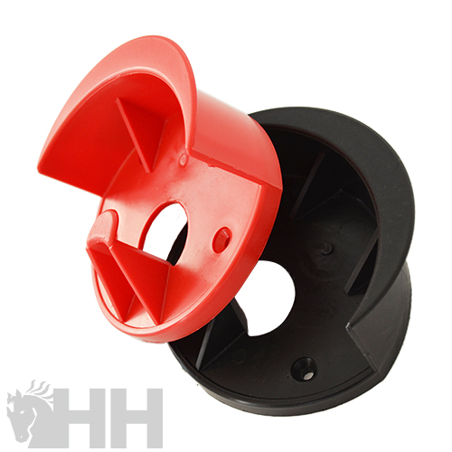 Dois objetos plásticos circular, vermelho e preto, com aberturas triangulares e curvatura