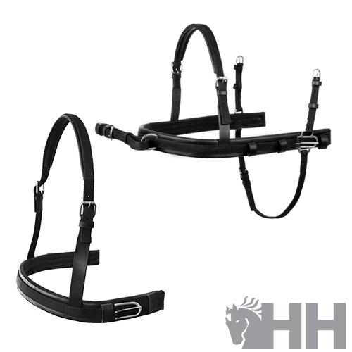 Conjunto preto de arreio de cavalo em pele com fivelas metálicas