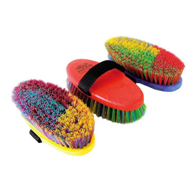 Três escovas coloridas com cerdas e base de plástico