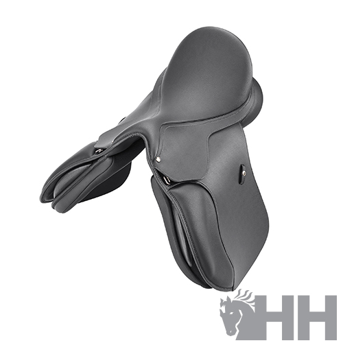 Sela de equitação em couro preto com detalhe da marca HH