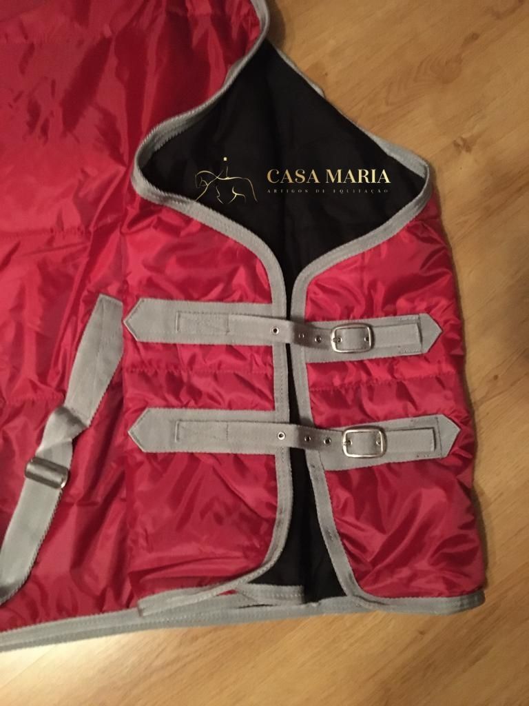 Cobertor para cavalo vermelho com bordas cinza e fechos de fivela