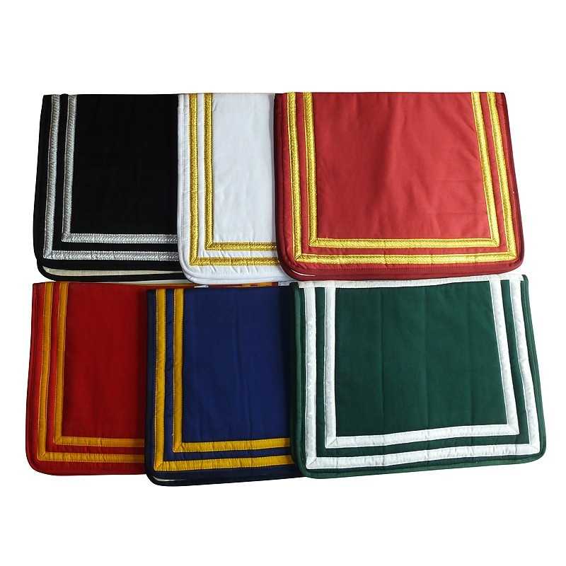 Peças de tecido coloridas com bordas duplas em dourado e branco