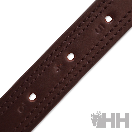 Correia castanha em couro com costuras e letras gravadas