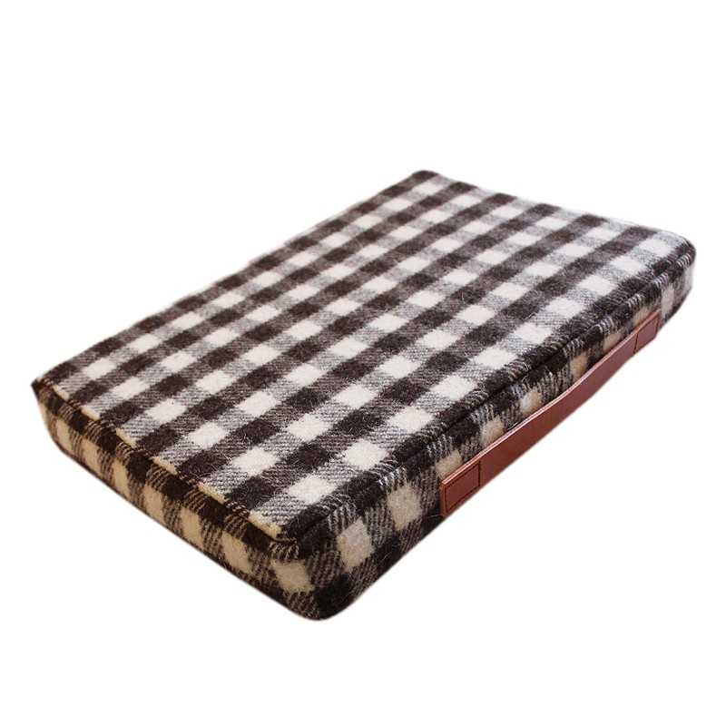 Colchão xadrez castanho e branco sobre fundo branco