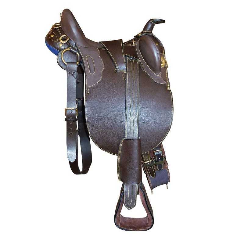 Sela de cavalo castanha escura em couro com estribo e argolas metálicas douradas sobre fundo branco