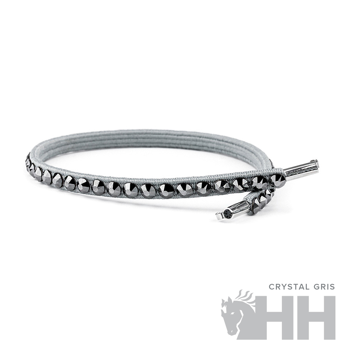 Pulseira elástica cinzenta com cristais e pontas metálicas junto a texto e logo HH
