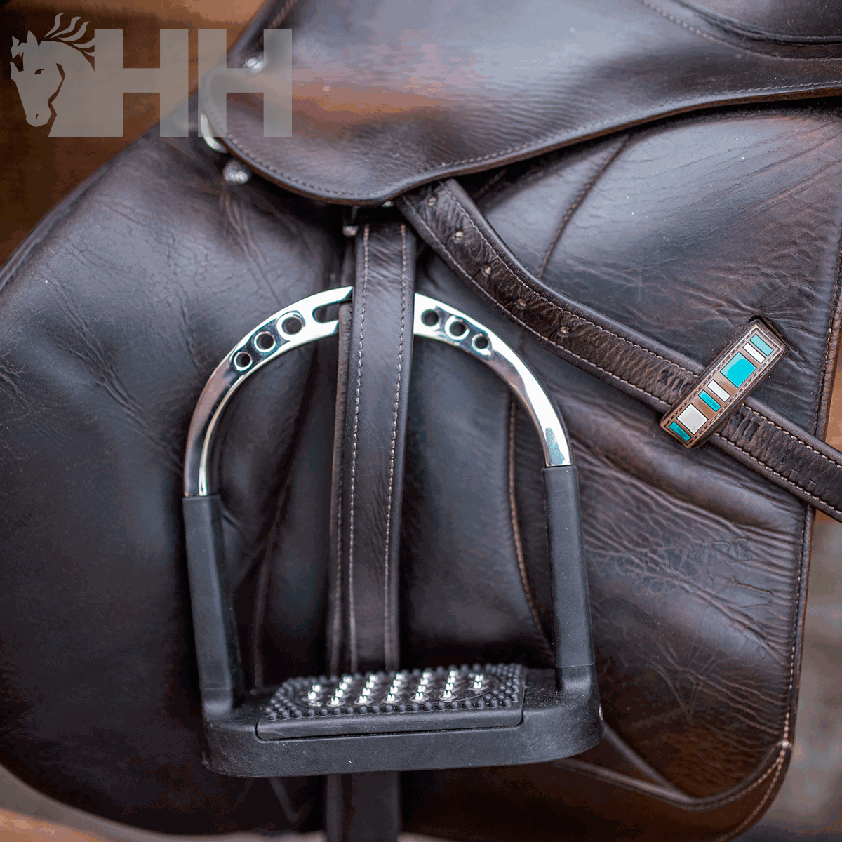 Sela de equitação castanha com estribo metálico prateado