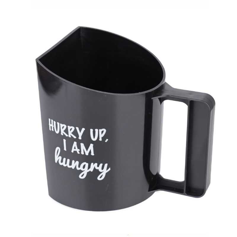 Caneca preta triangular com texto em branco