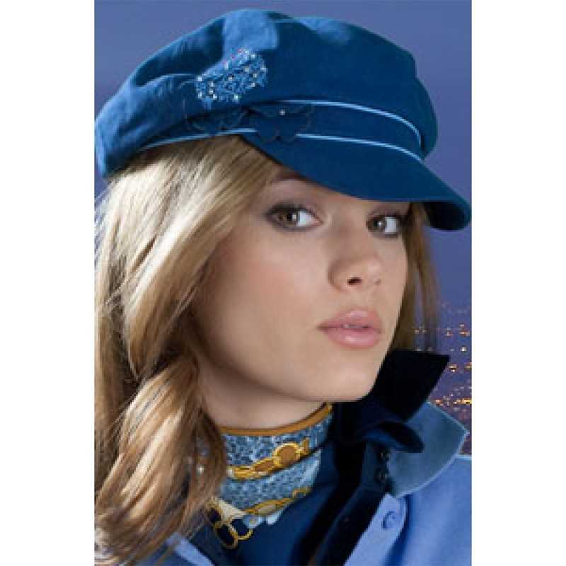 Mulher com boina azul escura e lenço azul com padrão dourado