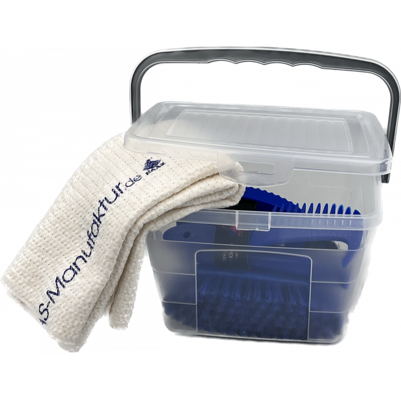 Conjunto de limpeza com balde, escovas azuis e toalha branca com texto azul