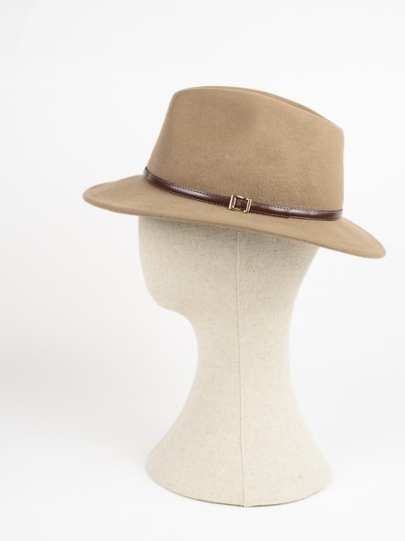 Chapéu castanho de feltro com faixa de couro em manequim
