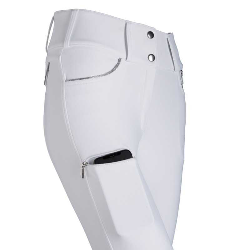 Calças brancas com bolso lateral e telemóvel