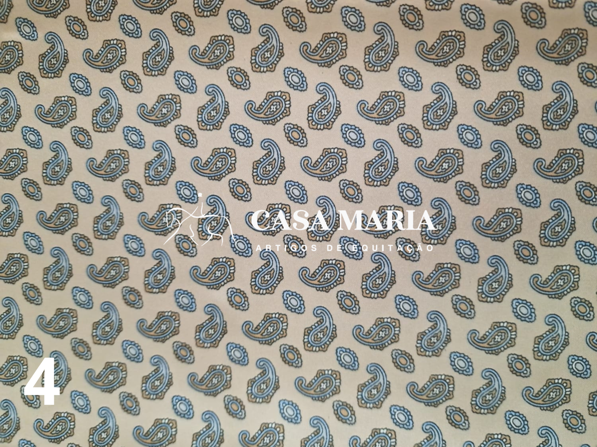 Tecido bege com padrões azuis e castanhos e texto branco CASA MARIA ARTIGOS DE COSTURA