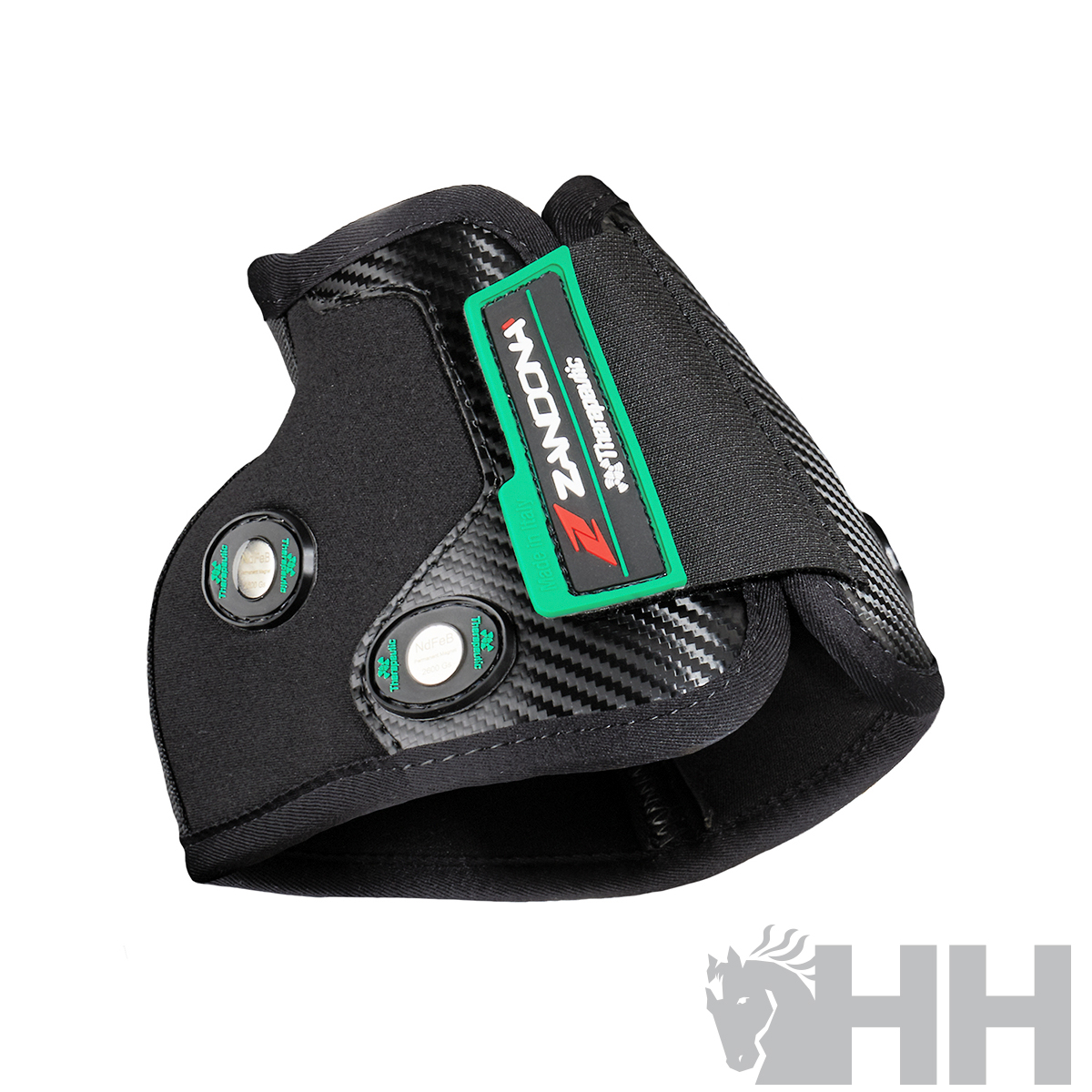 Joelheira preta com detalhes em fibra de carbono e etiqueta verde com texto ZOOM X