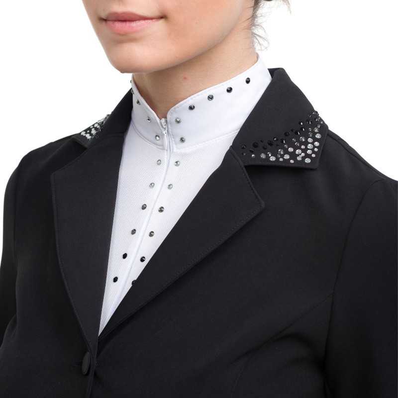 Blazer preto com colarinho com tachas e camisa branca com colarinho alto e tachas