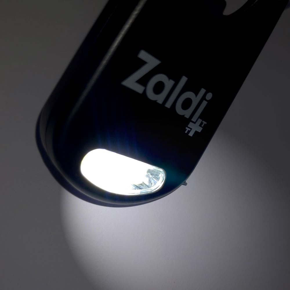 Lanterna preta com luz LED e marca Zaldi visível