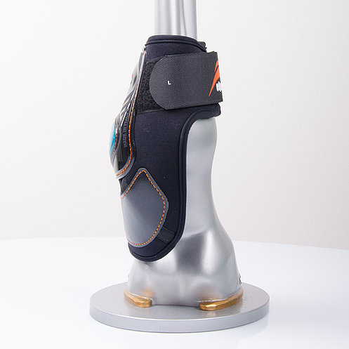 Protetor para casco de cavalo preto com detalhes azuis e costura laranja