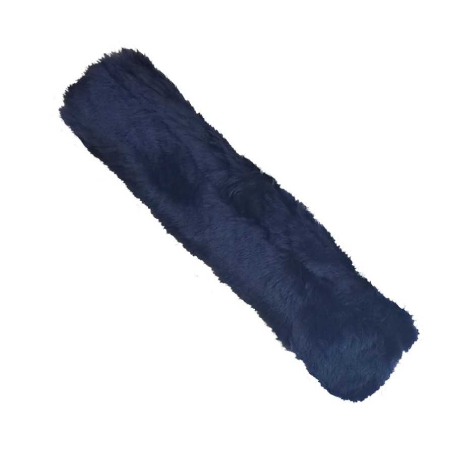 Cachecol longo azul escuro de pelo sintético sobre fundo branco