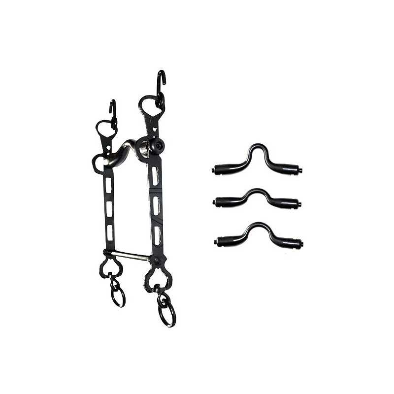 Acessórios metálicos pretos para equitação contra fundo branco