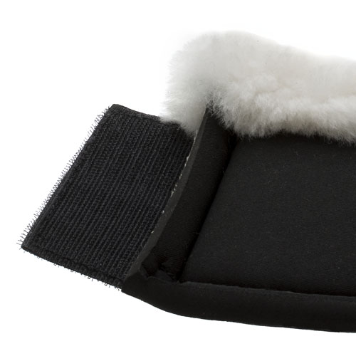 Detalhe de produto têxtil preto com veludo branco e fecho de velcro