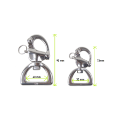 Molàs metálicas prateadas com mosquetão em fundo branco