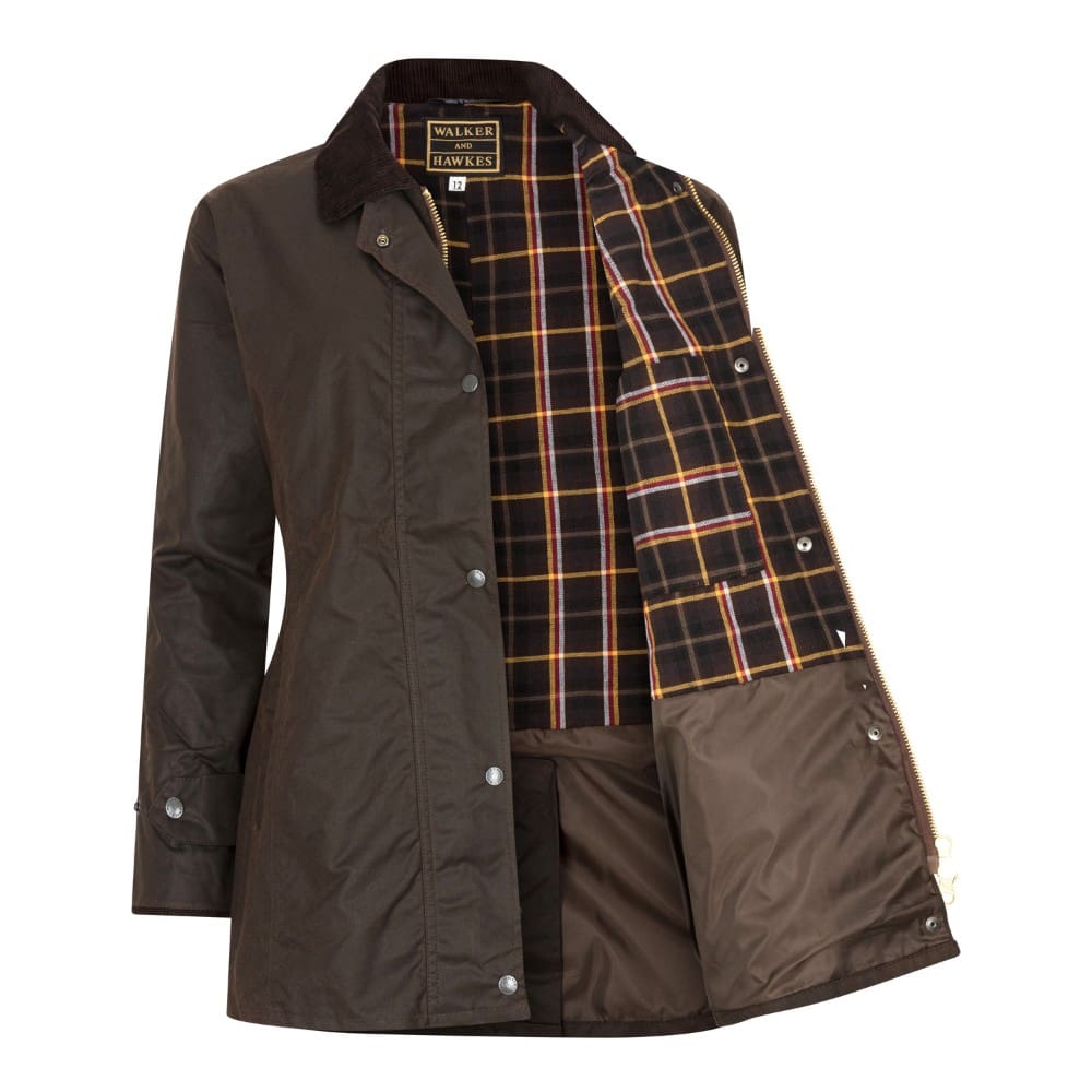 Casaco impermeável castanho escuro com interior xadrez