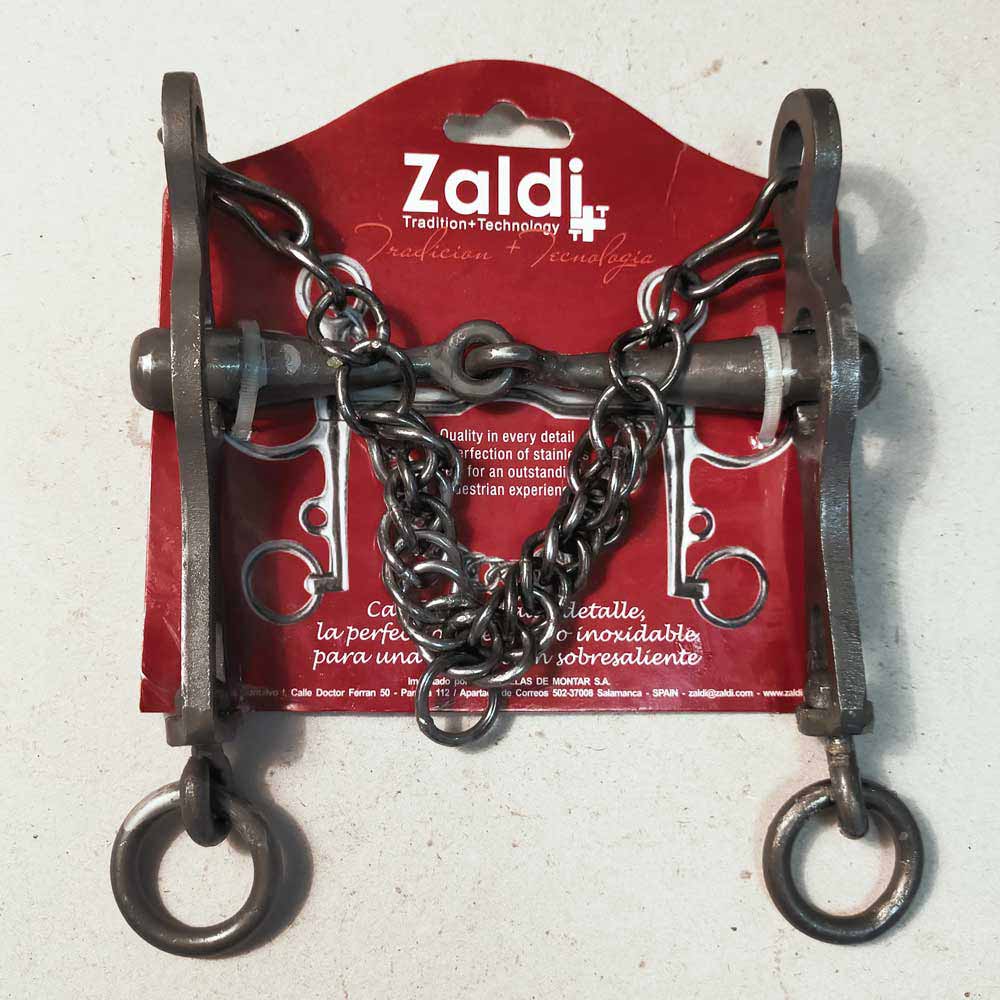 Bridão de metal com corrente em cartão vermelho da marca Zaldi