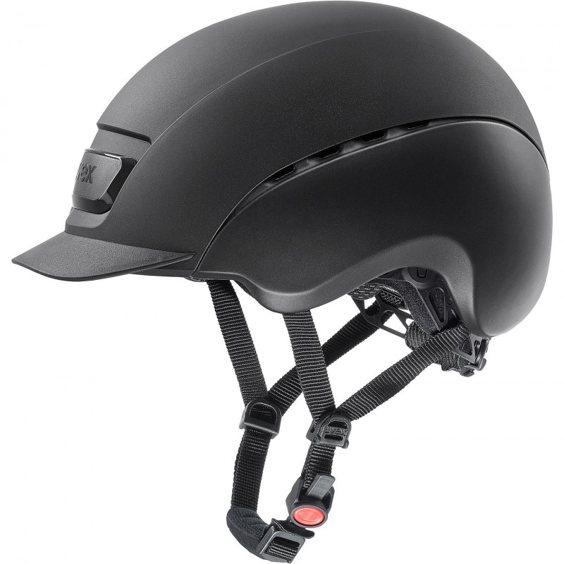 Capacete preto mate de bicicleta com viseira e correias ajustáveis.