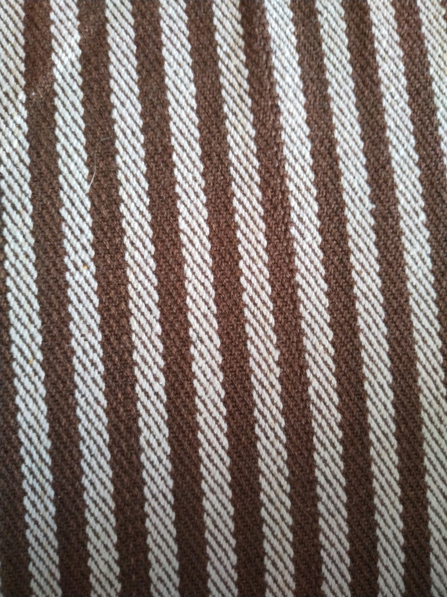 Tecido riscado castanho e branco com textura em malha