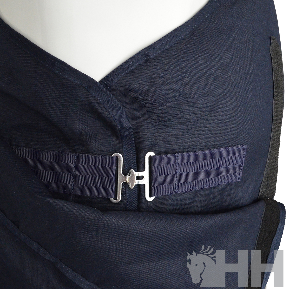Colete azul escuro para cavalo com fecho metálico e logo HH