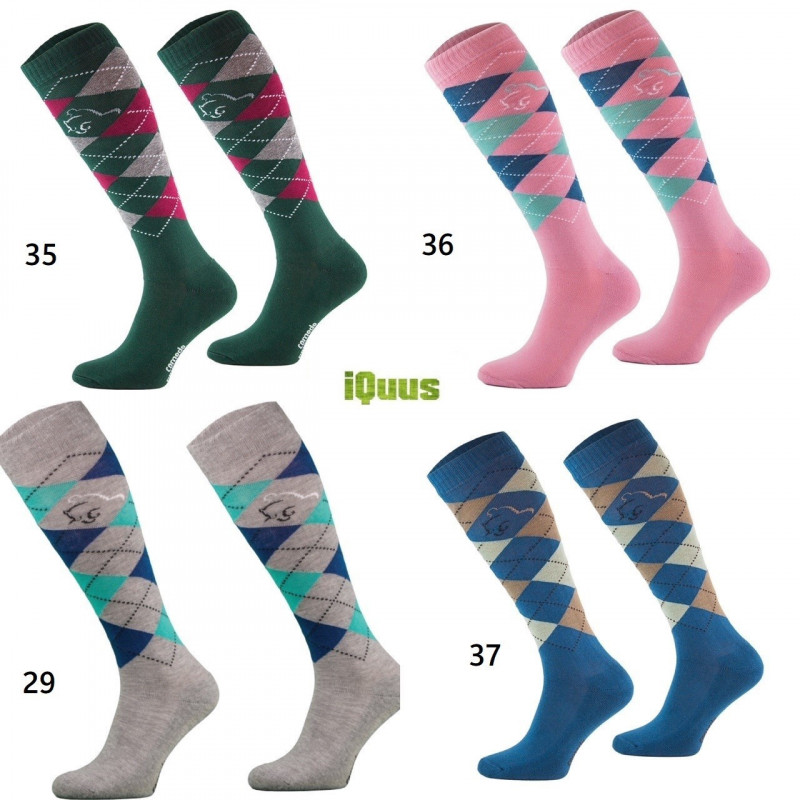 Pares de meias compridas com padrão argyle em várias cores, numeradas com 29, 35, 36 e 37, e logo iQuus no meio