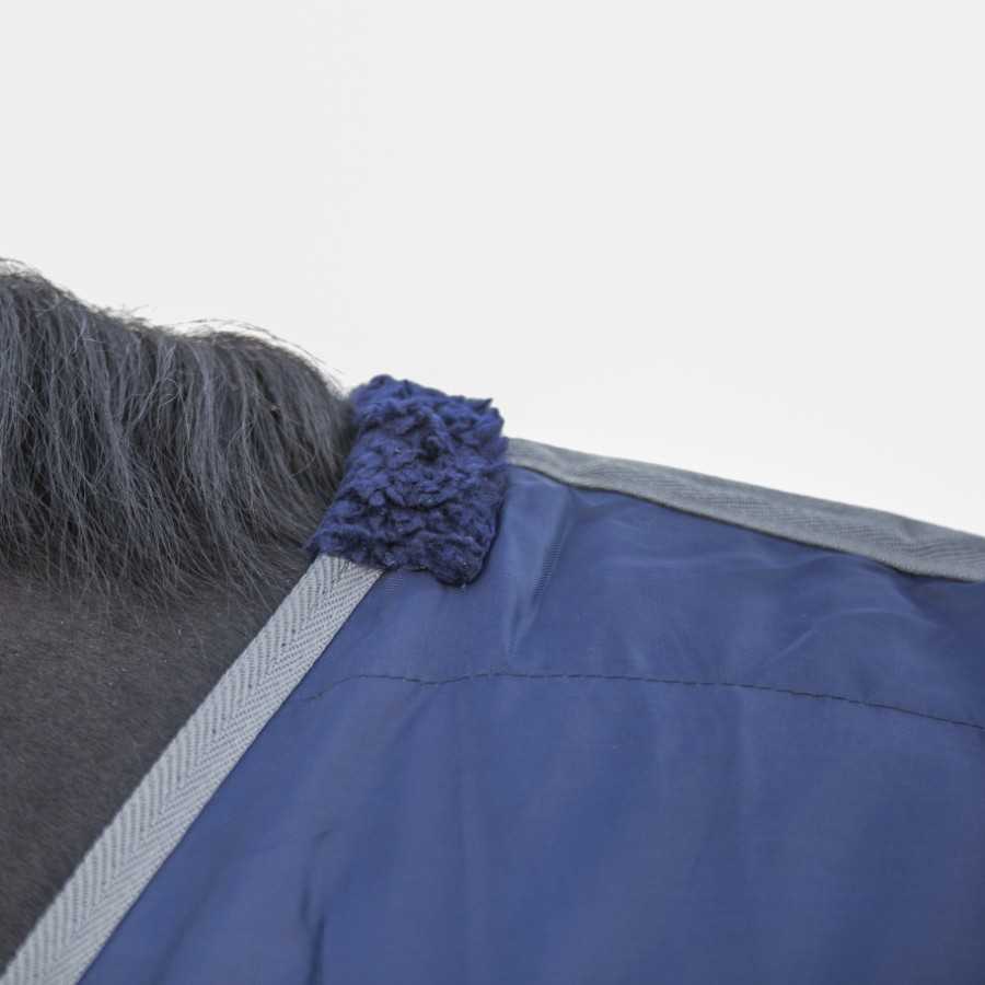 Cobertura azul com borda cinza e detalhe acolchoado azul escuro para cavalo negro
