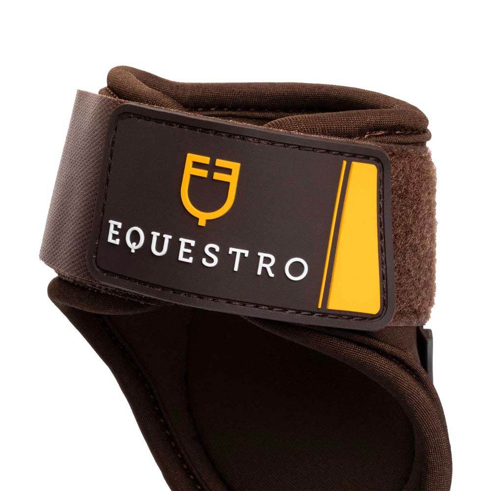 Protector equino castanho escuro com etiqueta EQUESTRO.