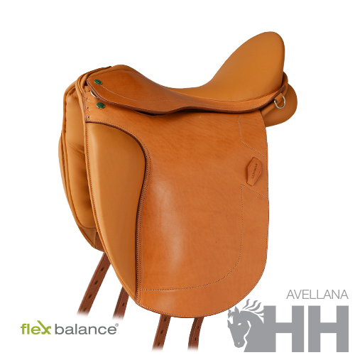 Sela de equitação em couro castanho claro com texto e logótipos