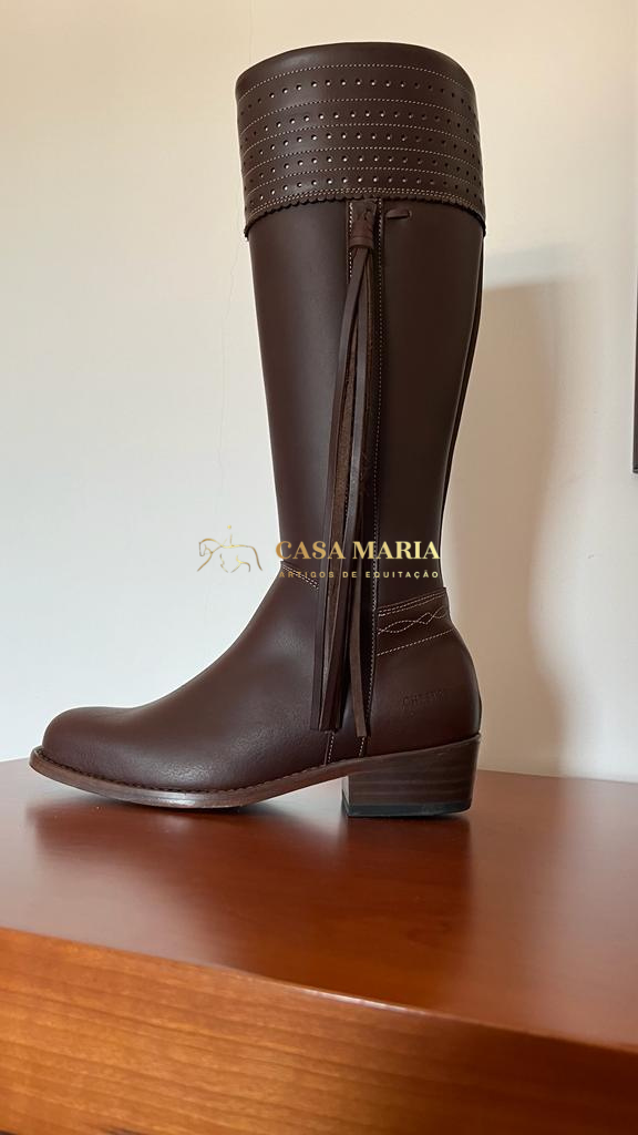 Bota alta castanha em pele com franja e detalhe perfurado no topo