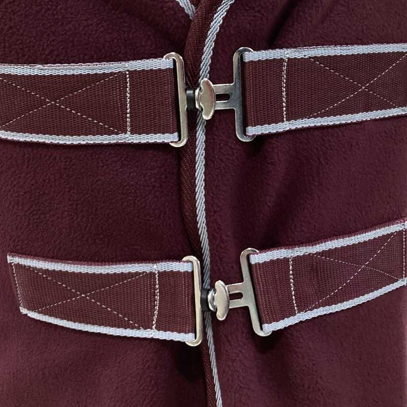 Fechos rápidos metálicos e tiras em nylon em casaco polar bordeaux
