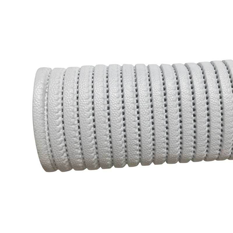 Mangueira branca flexível com sulcos regulares