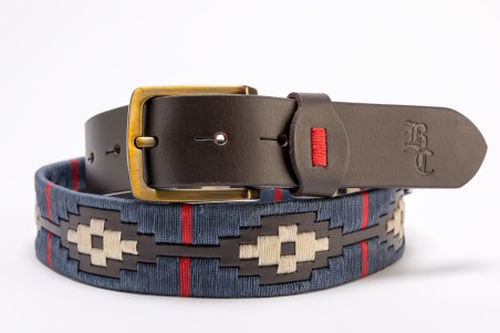 Cinto tecido azul com padrões geométricos e fivela dourada