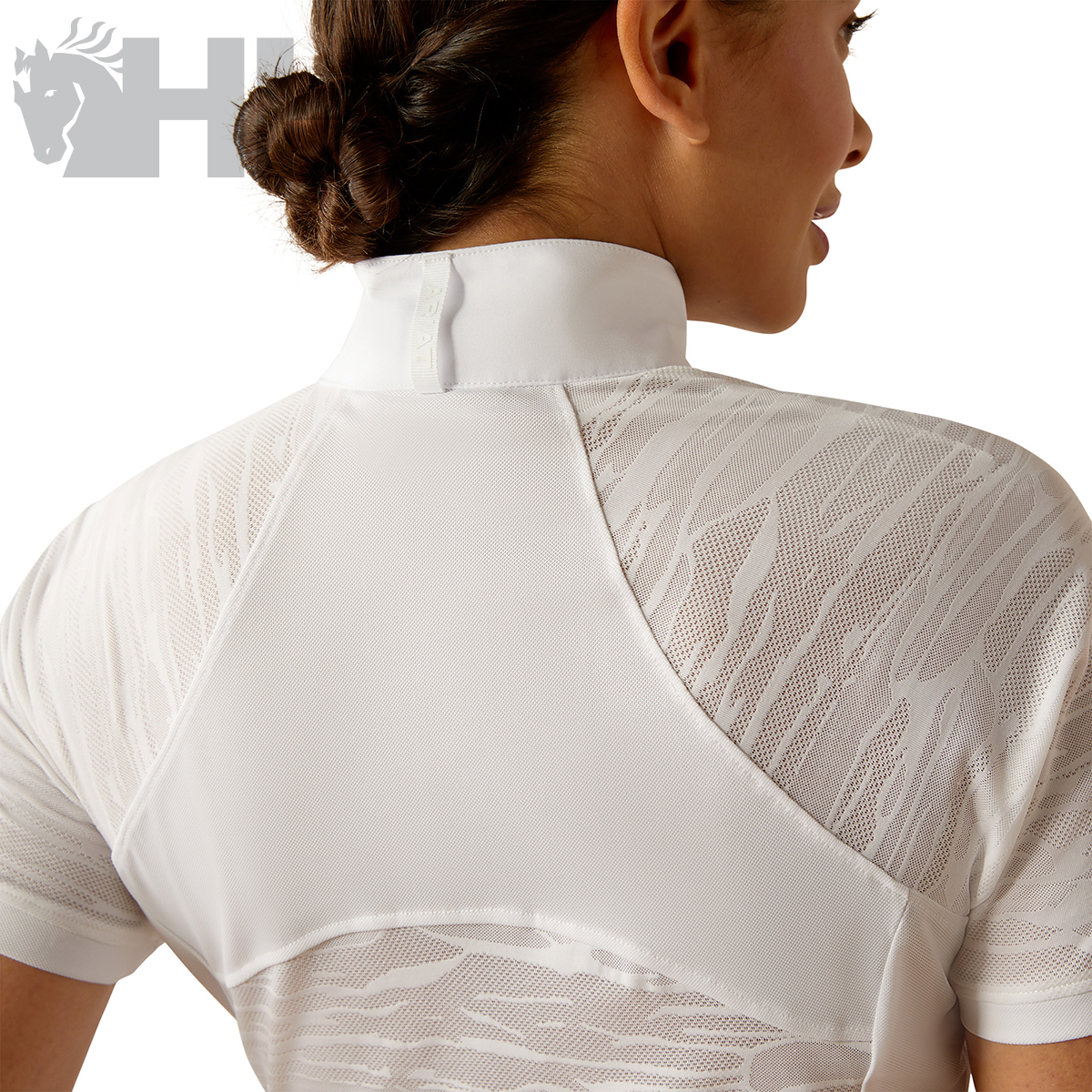 Camisa desportiva feminina branca com padrão texturizado e fecho no pescoço