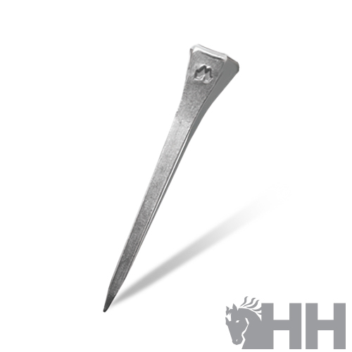 Taco de metal cinzento com a letra M e fundo branco