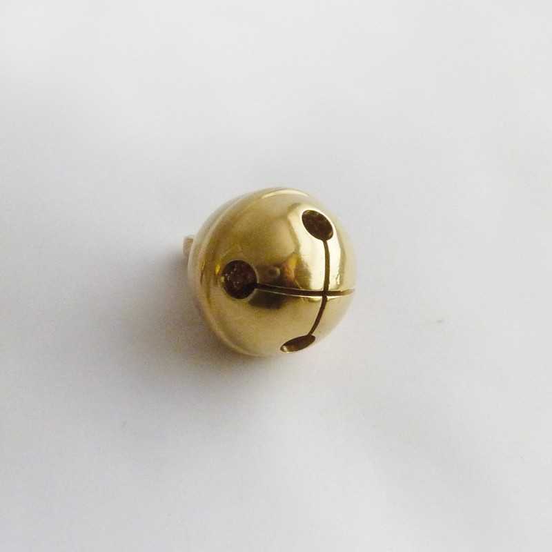 Campainha pequena dourada em fundo branco