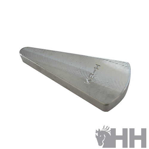 Calço metálico prateado com gravação HH e logo HH no fundo