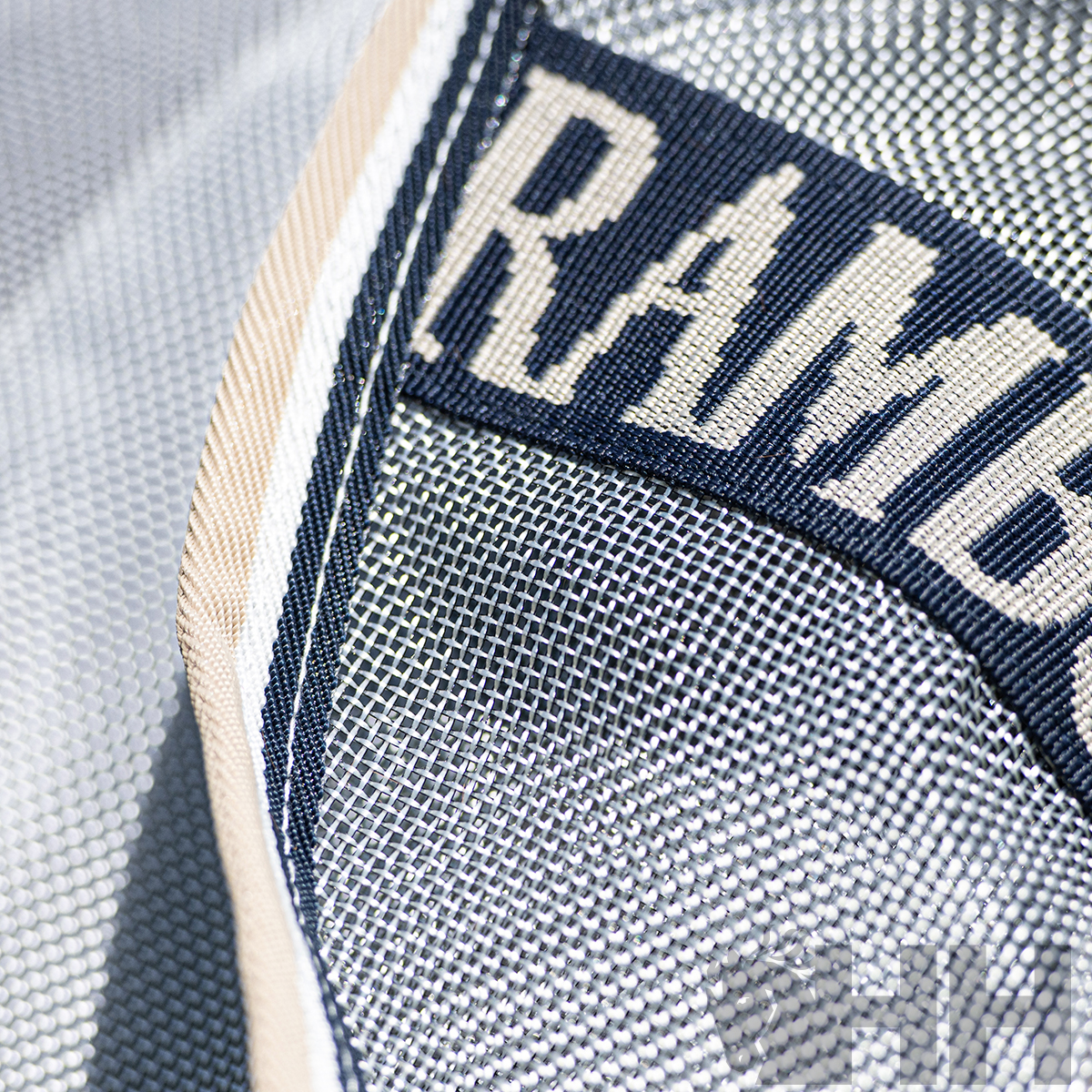 Tecido cinza com texto 'RAMB' em faixa azul-marinho